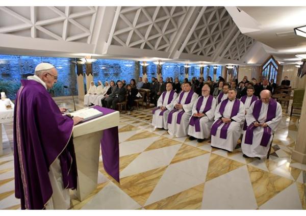 Ranná homília pápeža Františka: Pravý pôst znamená pomôcť blížnemu